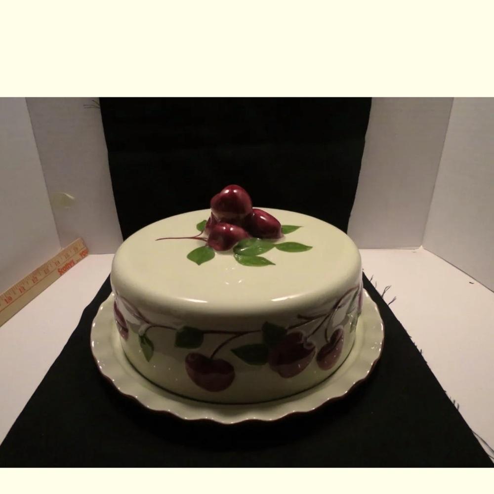 Franciscan Apple 3D Covered Cake Dome - Portugal